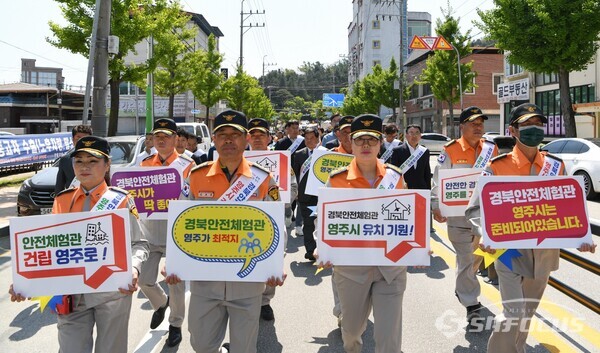 1일 영주시민들이 경북도청까지 40㎞ 구간을 도보로 신청서를 전달하는 릴레이를 펼치고 있다. 사진/영주시