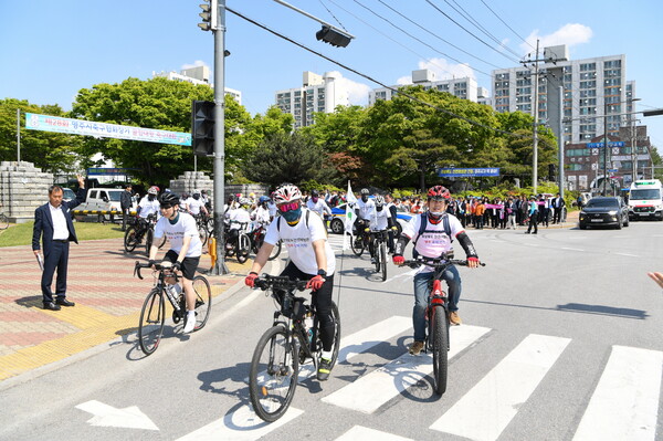 1일 영주시민들이 경북도청까지 40㎞ 구간을 자전거로 신청서를 전달하는 릴레이를 펼치고 있다. 사진/영주시