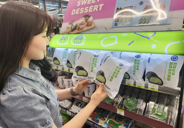 CU 연세우유 크림빵 시리즈 8번째 제품 말차 크림빵을 소비자가 보고 있다. ⓒBGF 리테일