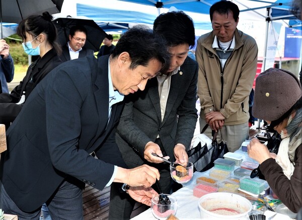 7일 김남일 포항부시장과 박용선 경북도의회 부의장이 제1회 포항시 사회적경제 프리마켓에서 체험을 하고 있다.사진/포항시