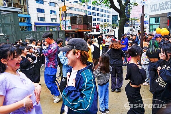 '댄스 위드 재미로, 플레이 위드 재미로!' 축제에서  젊은이들이 신나게 춤을 추고 있다.  사진/유우상 기자