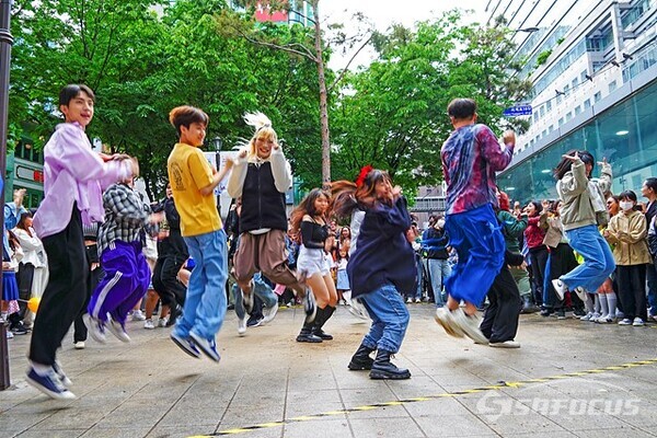 '댄스 위드 재미로, 플레이 위드 재미로!' 축제에서  젊은이들이 신나게 춤을 추고 있다.  사진/유우상 기자