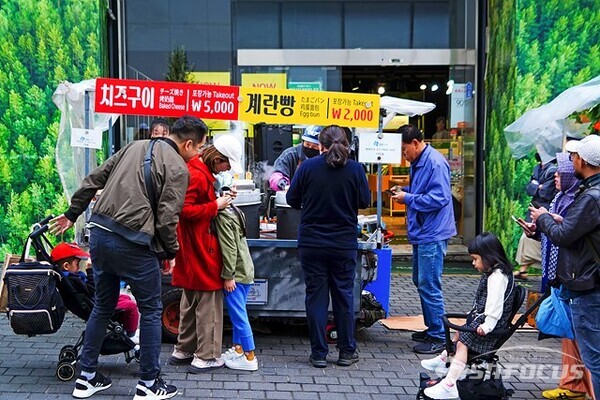 외국관광객들은 먹거리를 즐기고 인증샷도 찍으며 서울의 관광메카 명동관광을 맘껏 즐긴다.  사진/유우상 기자