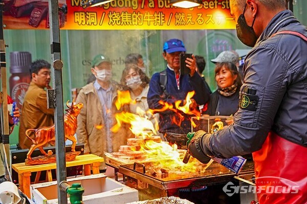 외국관광객들은 먹거리를 즐기고 인증샷도 찍으며 서울의 관광메카 명동관광을 맘껏 즐긴다.  사진/유우상 기자