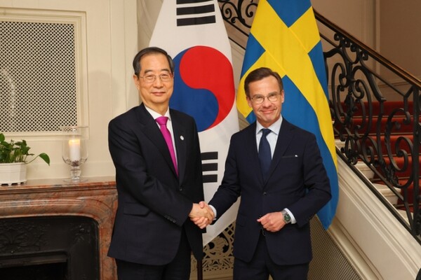 한덕수 국무총리와 울프 크리스테르손 스웨덴 총리가 8일(현지시간) 스웨덴 스톡홀름 총리 관저에서 열린 조찬 회담에 앞서 악수하고 있다 / ⓒ국무조정실