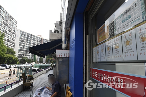 사진은 기사내용과 직접적인 관련 없는 국내 한 아파트단지 상가내 공인중개소 모습 / ⓒ시사포커스DB