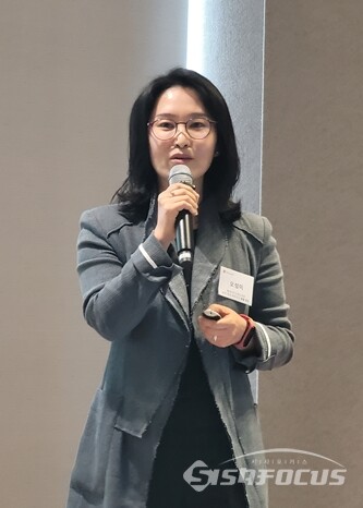 오성미 한국마이크로소프트 모던 워크 비즈니스 총괄 팀장이 업무동향지표2023 보고서에 대해 설명하고 있다. [사진 / 임솔 기자]