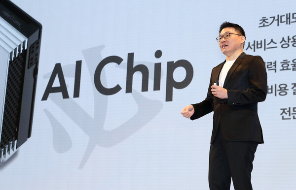 지난해 11월 KT가 ‘AI 발전전략’을 발표하는 자리에서 리벨리온 박성현 대표가 KT와의 AI 반도체 협력에 대해 설명하고 있다. ⓒKT