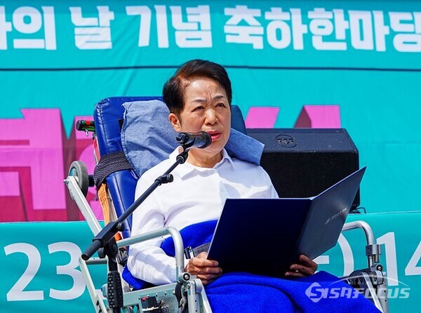 간호법 제정 촉구 단식중인 김경영 대한간호협회 회장이 특수 의자에 앉아 인사말을 하고있다. 사진/유우상 기자