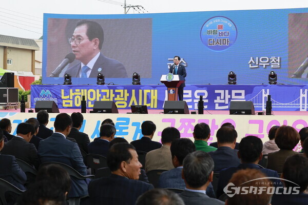 완도 금일읍에서 제14회 다시마 축제가 열렸다.(축사 중인 신우철 군수). tkwls/dhksehrnscjd wprhd