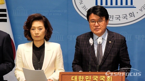 더불어민주당 황운하, 양이원영 의원 등 참석한 관계자들이 2일 오전 서울 여의도 국회에서 국민의힘 김기현 당 대표 후보의 울산 KTX 인근 땅투기 의혹 관련 기자회견을 하고 있다. 사진 / 김경민 기자