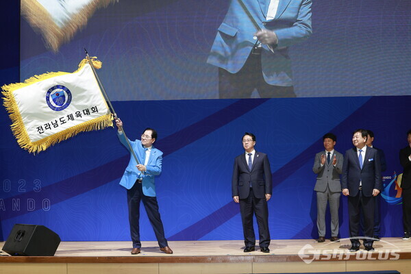 제62회 전라남도체육대회 폐회식(대회기 이양하는 신우철 완도군수). 사진/완도군청 제공