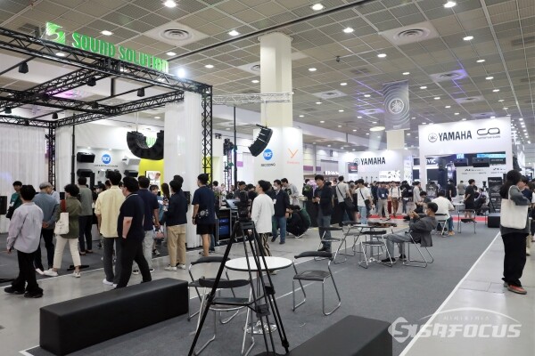 16일 참관객들이 부스를 방문해 제품을 살펴보고 있다.(1) [사진 / 오훈 기자]