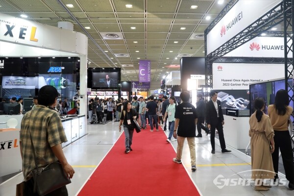 16일 참관객들이 부스를 방문해 제품을 살펴보고 있다.(2) [사진 / 오훈 기자]