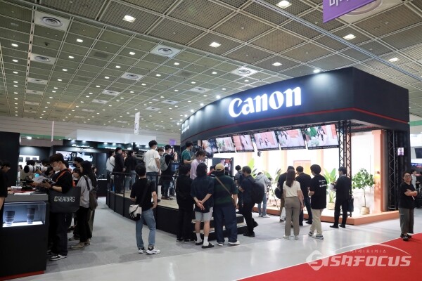 16일 참관객들이 부스를 방문해 제품을 살펴보고 있다.(3) [사진 / 오훈 기자]