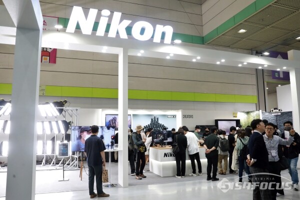 16일 참관객들이 부스를 방문해 제품을 살펴보고 있다.(4) [사진 / 오훈 기자]