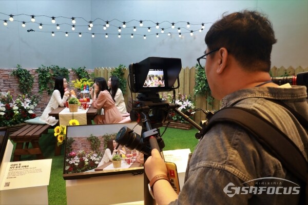 16일 참관객들이 부스를 방문해 제품을 살펴보고 있다.(1) [사진 / 오훈 기자]