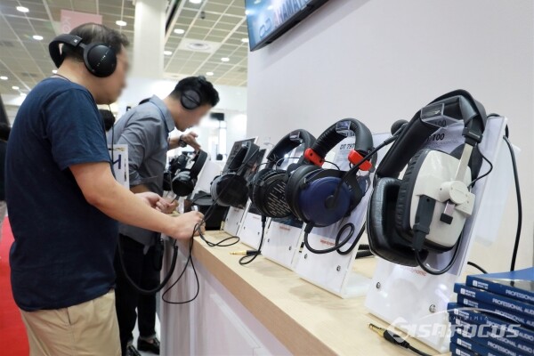 16일 참관객들이 부스를 방문해 제품을 살펴보고 있다.(2) [사진 / 오훈 기자]