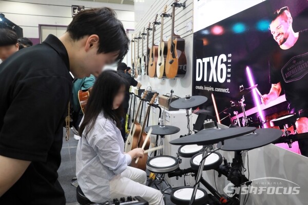 16일 참관객들이 부스를 방문해 제품을 살펴보고 있다.(3) [사진 / 오훈 기자]