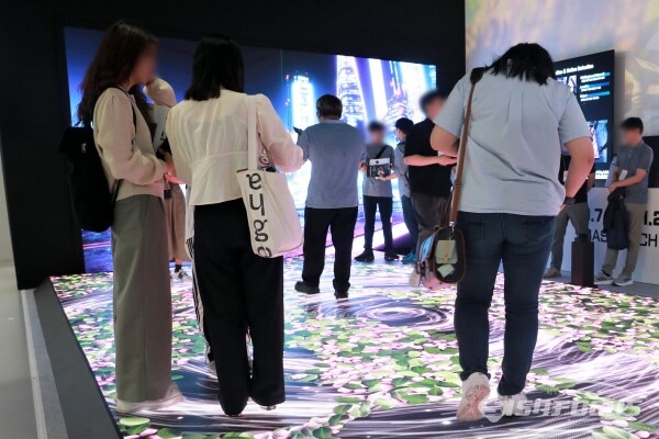 16일 참관객들이 부스를 방문해 제품을 살펴보고 있다.(4) [사진 / 오훈 기자]