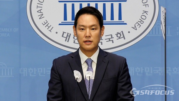 더불어민주당 김한규 의원이  국회 소통관에서 기자회견을 진행하고 있다. 사진 / 권민구 기자