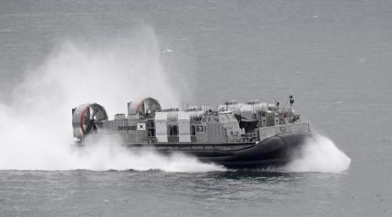 고속상륙정 솔개-631호정이 기동하는 모습 / ⓒ방위사업청