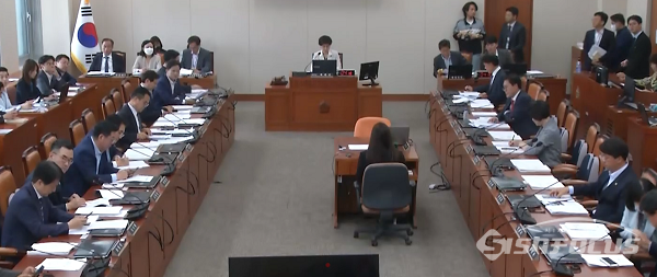 17일 오전 서울 여의도 국회에서 정무위원회 전체회의가 열리고 있다. 사진 / 김경민 기자