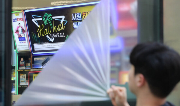 17일 오후 서울 시내 편의점에서 관계자가 반투명 시트지를 제거하고 있다 / ⓒ뉴시스