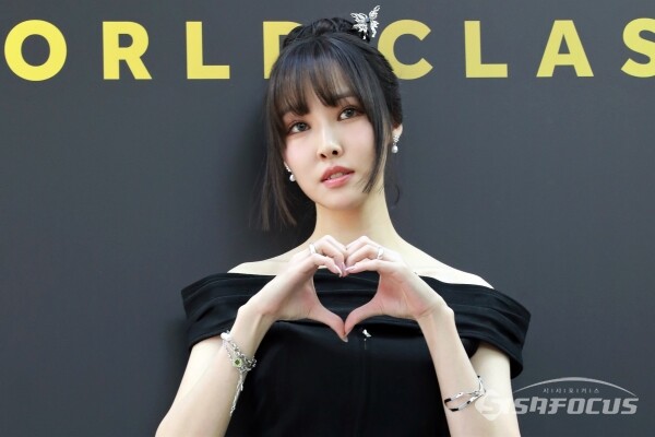 17일 가수 유주가 포즈를 취하고 있다.(1) [사진 / 오훈 기자]