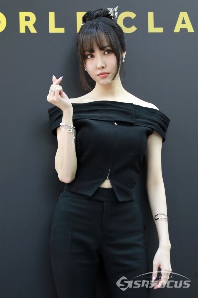 17일 가수 유주가 포즈를 취하고 있다.(2) [사진 / 오훈 기자]