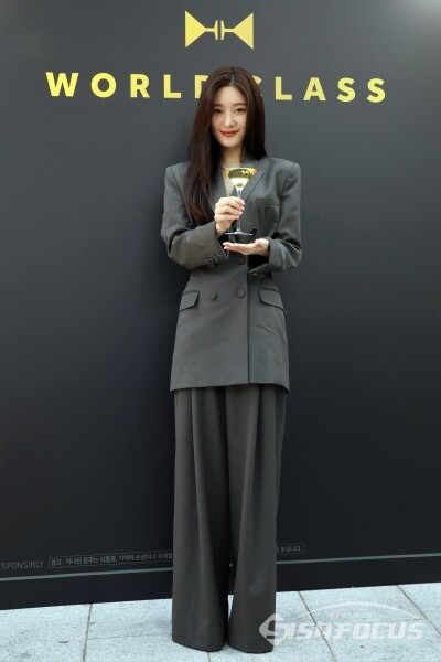 17일 배우 정채연이 포즈를 취하고 있다.(3) [사진 / 오훈 기자]