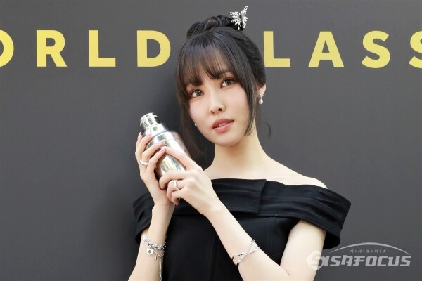 17일 가수 유주가 포즈를 취하고 있다.(1) [사진 / 오훈 기자]