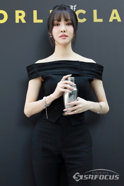 17일 가수 유주가 포즈를 취하고 있다.(2) [사진 / 오훈 기자]