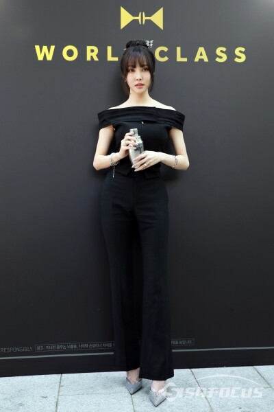 17일 가수 유주가 포즈를 취하고 있다.(3) [사진 / 오훈 기자]