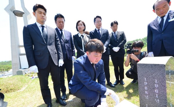 이준석 국민의힘 전 대표와 천하람 국민의힘 순천갑 당협위원장 등이 17일 오후 광주 북구 국립5·18민주묘지를 찾아 참배하고 있다. ⓒ뉴시스