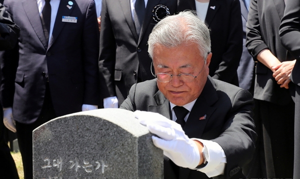 문재인 전 대통령이 17일 오전 광주 북구 망월동 민족민주열사의 묘지 내 고 이한열 열사의 묘소를 참배하고 있다. ⓒ뉴시스