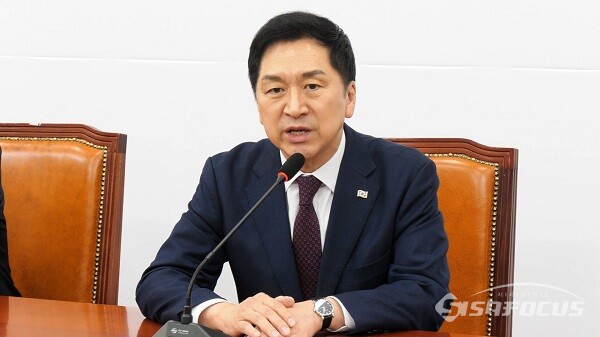 국민의힘 김기현 당대표가 13일 오후 서울 여의도 국회 대표실을 방문한 한덕수 총리와 대화를 나누고 있다. 사진 / 김경민 기자