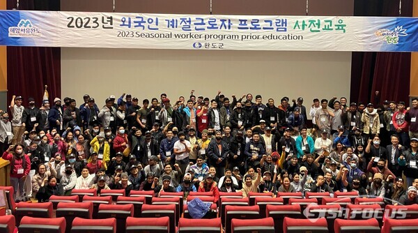 완도군에 다시마 수확철을 앞두고 외국인 근로자 425명이 입국했다. 사진/완도군청 제공