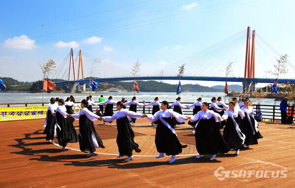 유네스코 인류무형문화유산이자 국가무형문화재 강강술래 공개행사가 오는 21일(일) 개최된다. 사진/진도군청 제공