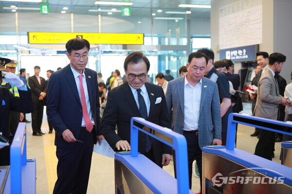 박상돈 천안시장이 두정역 북부출입구에서 수도권전철을 탑승하기 위해 개찰구를 통과하고 있다. (사진 / 권승익 기자)