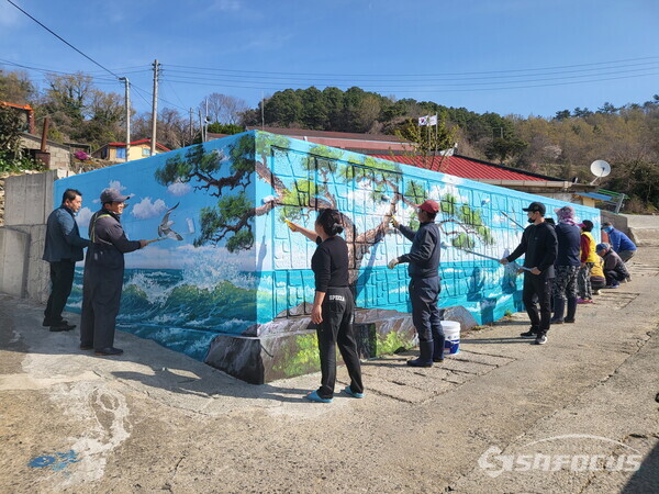 진도군이 주민과 함께 ‘청정 전남 으뜸 마을 만들기’ 사업을 추진하고 있다. 사진/진도군청 제공