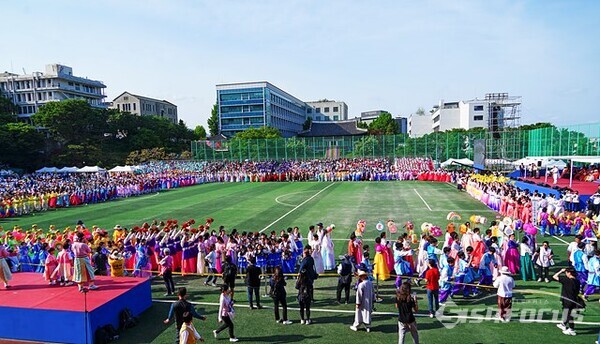 20일, 전국사찰의 스님과 불자들이 준비한 연등회 어울림마당은 모두가 즐거운 축제의 장이었다. 사진/유우상 기자