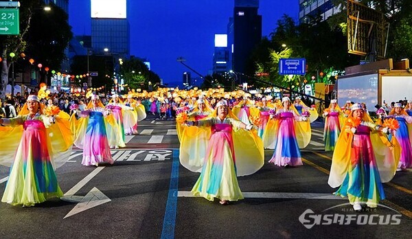 2023 연등행렬...다양한 모형의 연등이 서울 도심에 평화의 등불을 밝히고 있다. 사진/유우상 기자