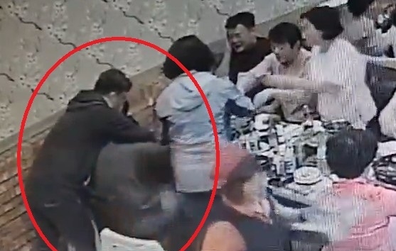 CCTV에 공개된 더불어민주당 부천시의원이 합동 의정연수 만찬장인 전남 순천 식당에서 국민의힘 여성시의원을 뒤에서 팔로 감싸고 있는 영상. ⓒ뉴시스