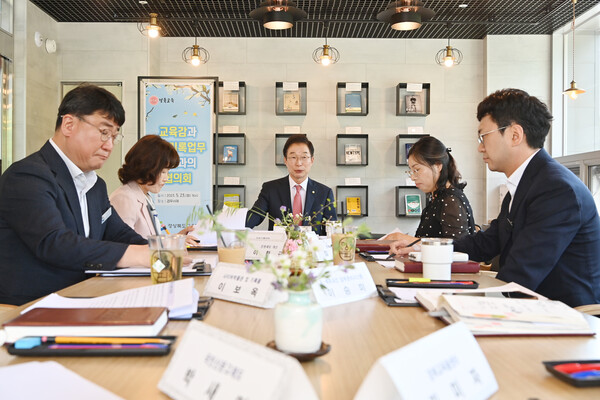 23일 임종식 경북교육감과 민원기록업무 직원들이 ‘교육감과 민원기록업무 직원 협의회’를 열고지난해 자체 추진한 주요 정책과 민원·상담 처리 통계현황, 주요 민원 제기사항 등을 중점 점검하고, 올해 추진할 민원 정책에 대해 협의하고 있다.사진/경북교육청 