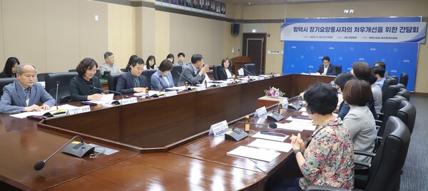 평택시의회 복지환경위원회가 평택시 장기요양종사자들의 처우개선을 위한 간담회를 개최했다. ⓒ평택시의회