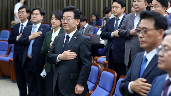 이재명 더불어민주당 대표가 25일 오후 서울 여의도 국회에서 열린 의원총회에 참석해 국민의례를 하고 있다. ⓒ뉴시스