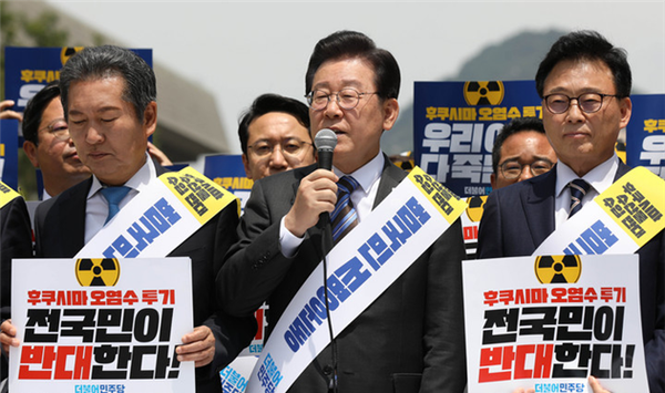더불어민주당 이재명 대표가 26일 서울 광화문광장에서 후쿠시마 원전 오염수 해양 투기 및 수산물 수입 반대 서명운동 발대식에서 발언하고 있다.  사진 /  ⓒ뉴시스