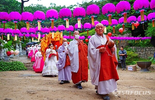 불암사 스님과 신도들이 부처님오신날 봉축 법요식을  봉헌하고 있다. 사진/유우상 기자