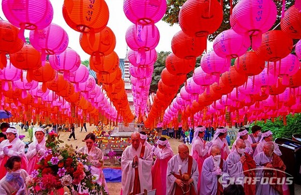 불암사 스님과 신도들이 부처님오신날 봉축 법요식을  봉헌하고 있다. 사진/유우상 기자